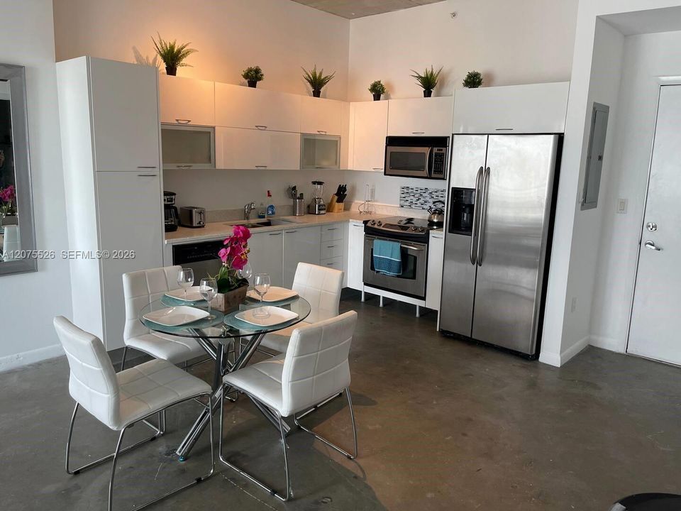 For Sale: $315,000 (1 beds, 1 baths, 651 Square Feet)