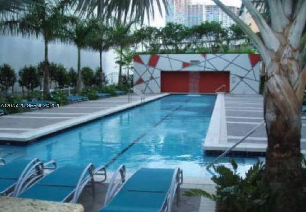 For Sale: $315,000 (1 beds, 1 baths, 651 Square Feet)