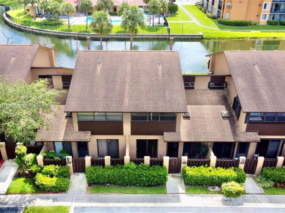 На продажу: $295,000 (3 спален, 3 ванн, 1245 Квадратных фут)