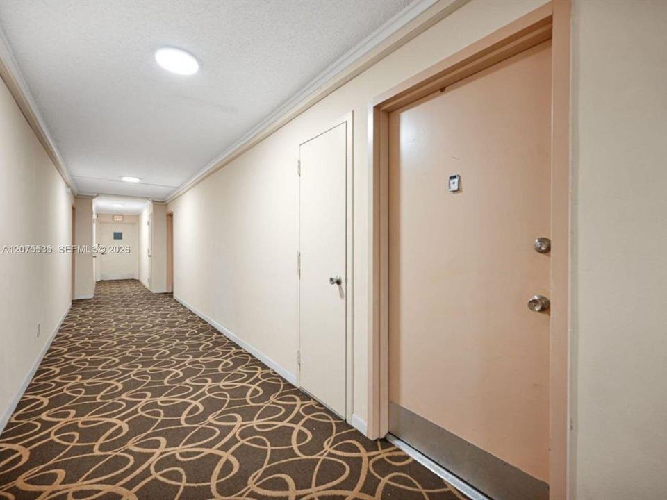 For Sale: $126,500 (1 beds, 1 baths, 704 Square Feet)