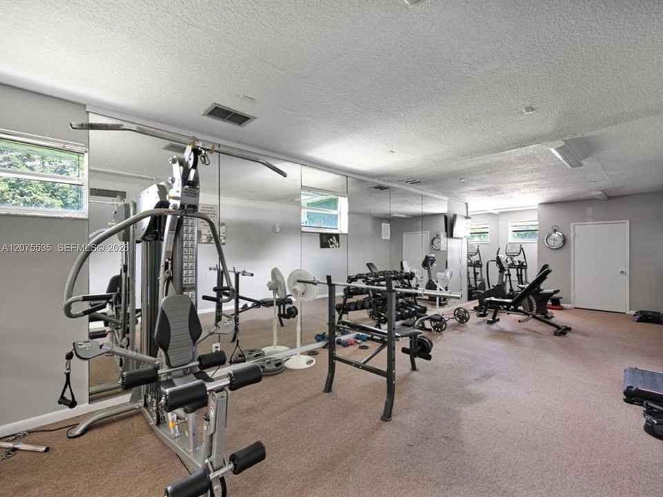 For Sale: $126,500 (1 beds, 1 baths, 704 Square Feet)