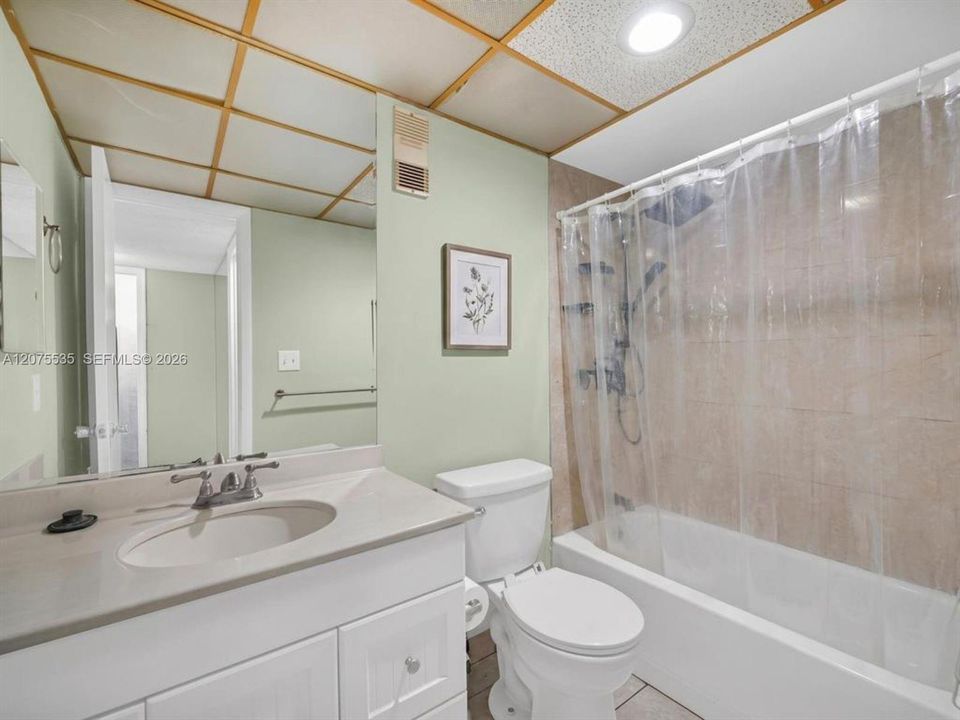 For Sale: $126,500 (1 beds, 1 baths, 704 Square Feet)