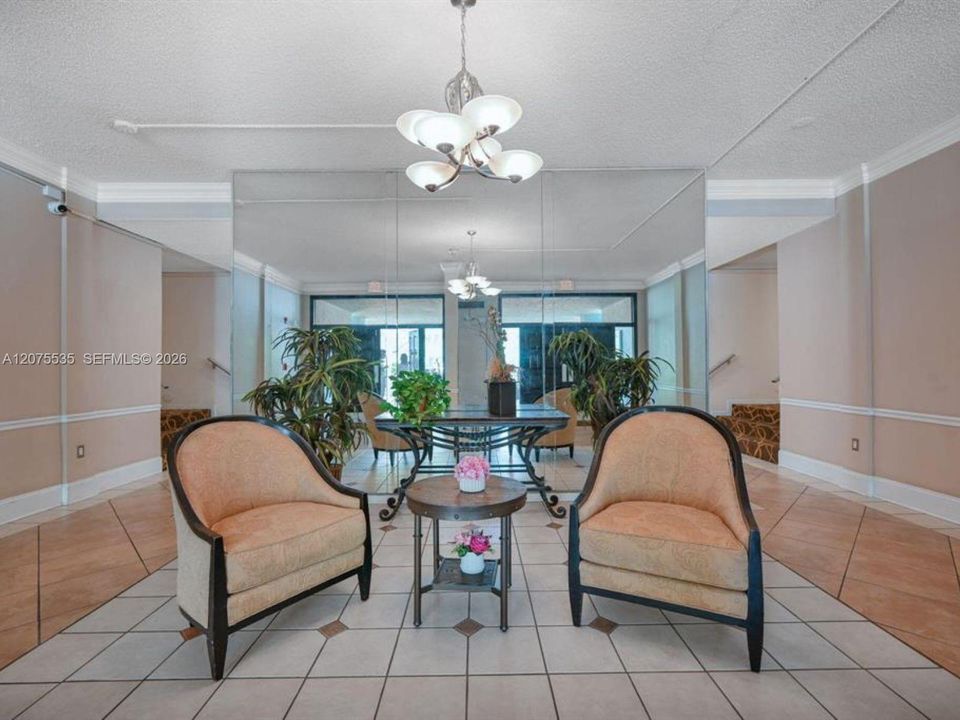 For Sale: $126,500 (1 beds, 1 baths, 704 Square Feet)