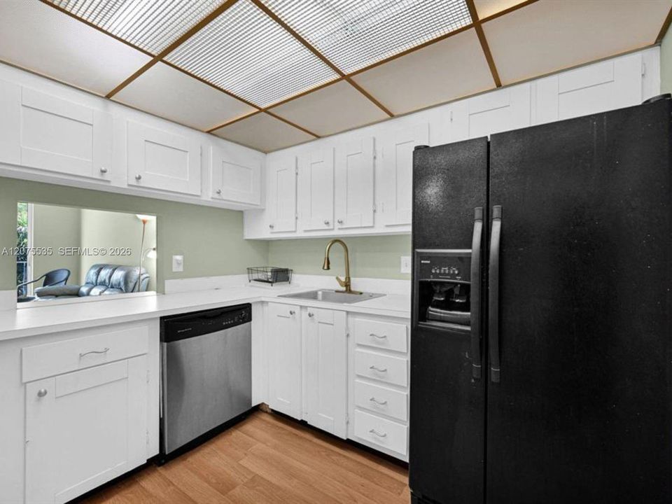 For Sale: $126,500 (1 beds, 1 baths, 704 Square Feet)
