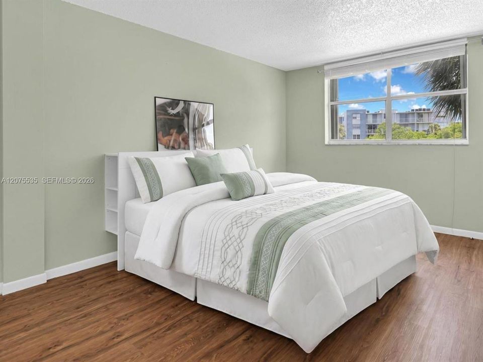 For Sale: $126,500 (1 beds, 1 baths, 704 Square Feet)