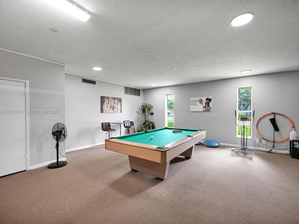 For Sale: $126,500 (1 beds, 1 baths, 704 Square Feet)