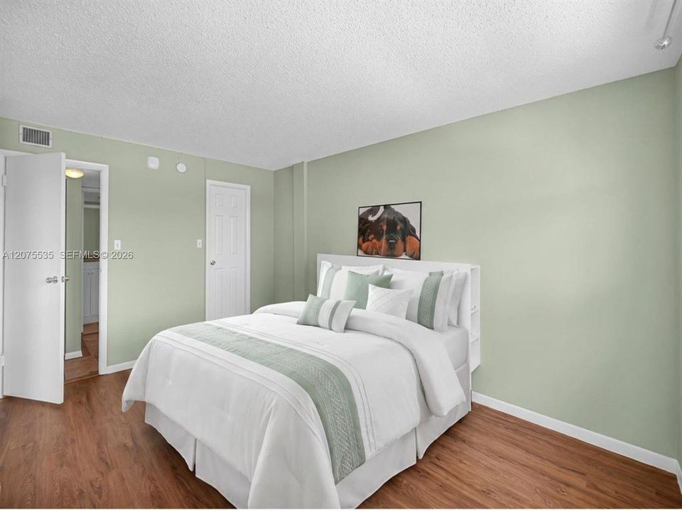 For Sale: $126,500 (1 beds, 1 baths, 704 Square Feet)
