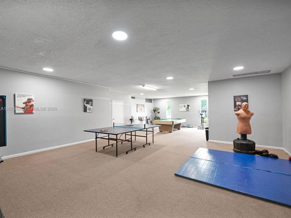 For Sale: $126,500 (1 beds, 1 baths, 704 Square Feet)