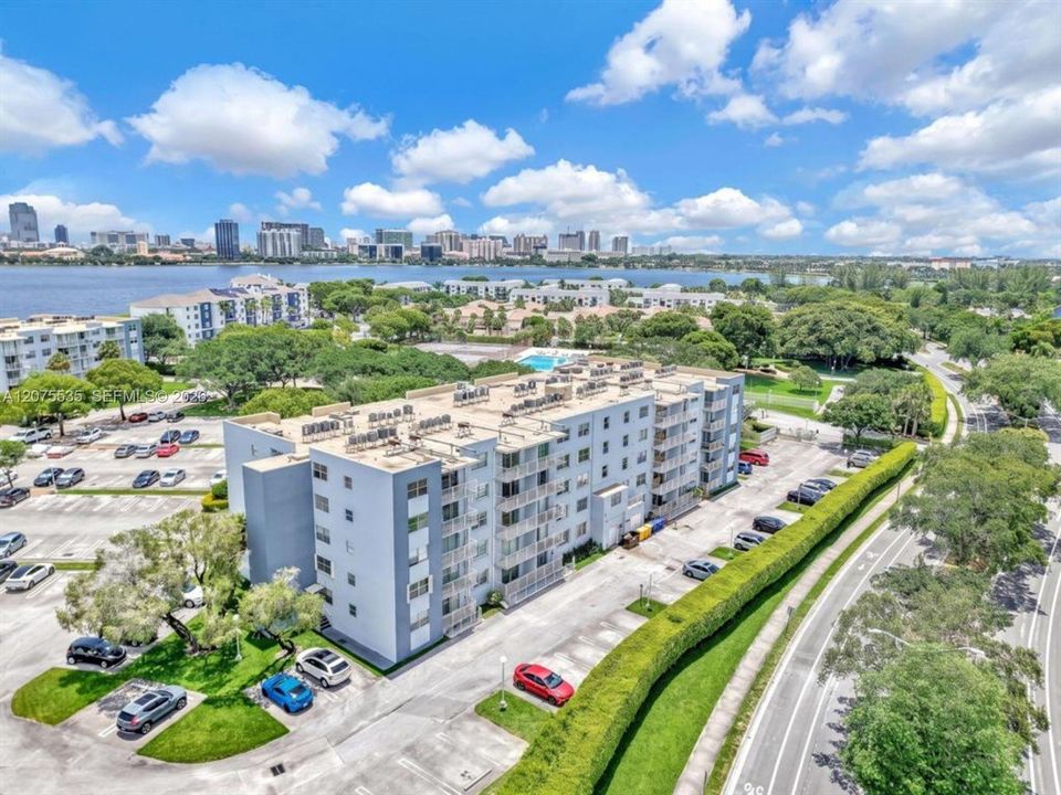 For Sale: $126,500 (1 beds, 1 baths, 704 Square Feet)