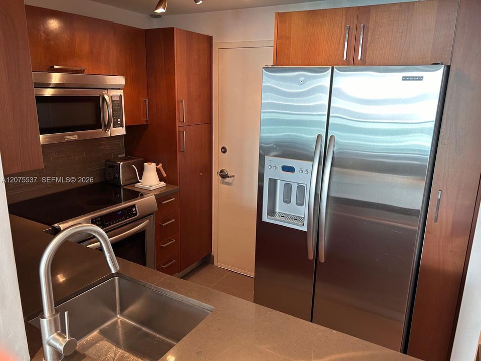 For Rent: $3,750 (1 beds, 1 baths, 852 Square Feet)