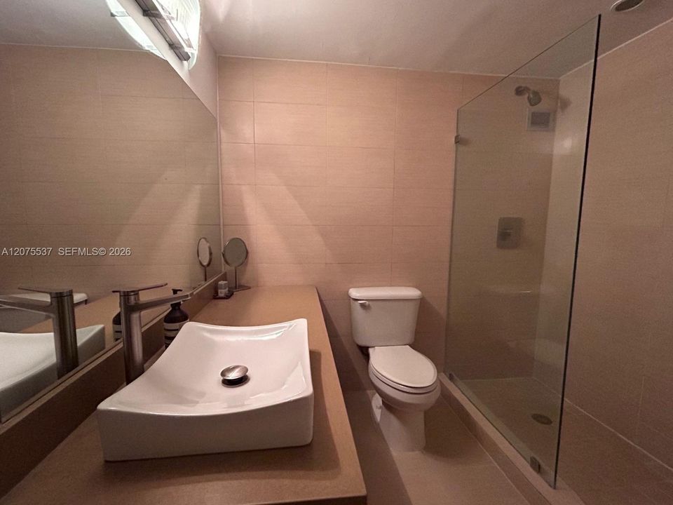 For Rent: $3,750 (1 beds, 1 baths, 852 Square Feet)