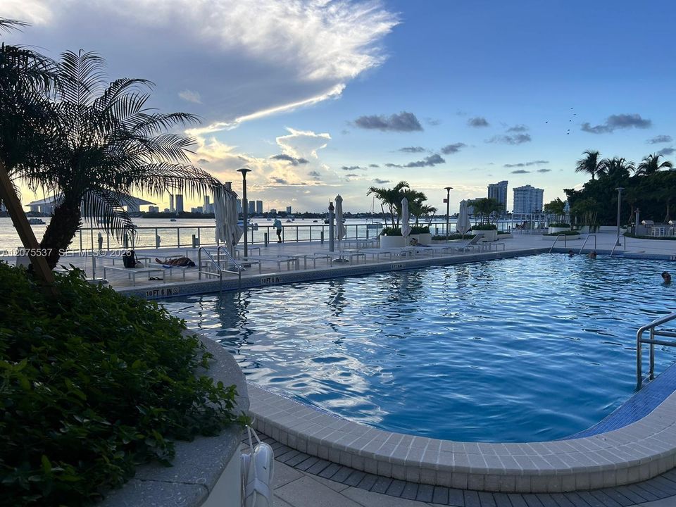 For Rent: $3,750 (1 beds, 1 baths, 852 Square Feet)