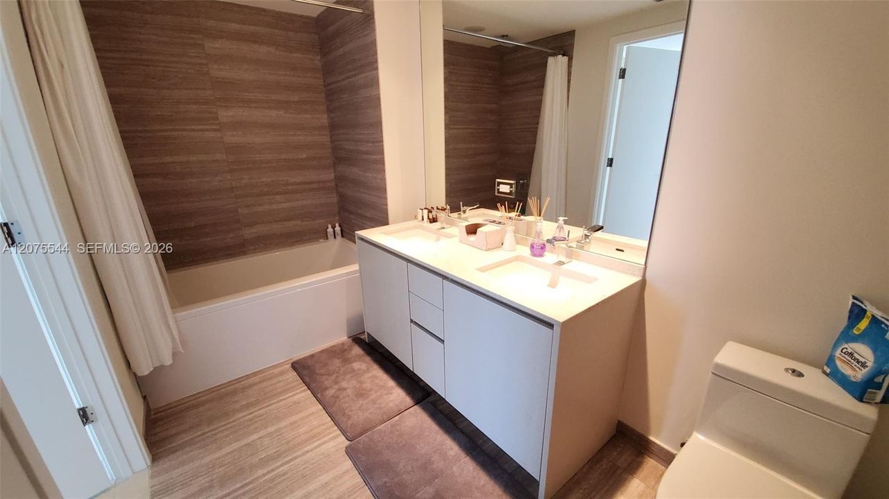 For Rent: $4,800 (1 beds, 1 baths, 975 Square Feet)