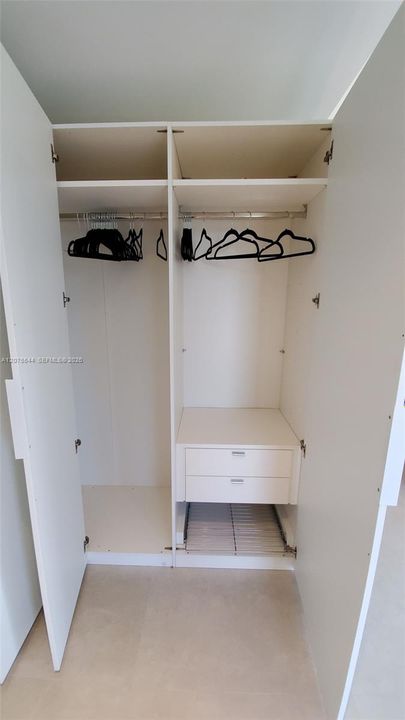 For Rent: $4,800 (1 beds, 1 baths, 975 Square Feet)