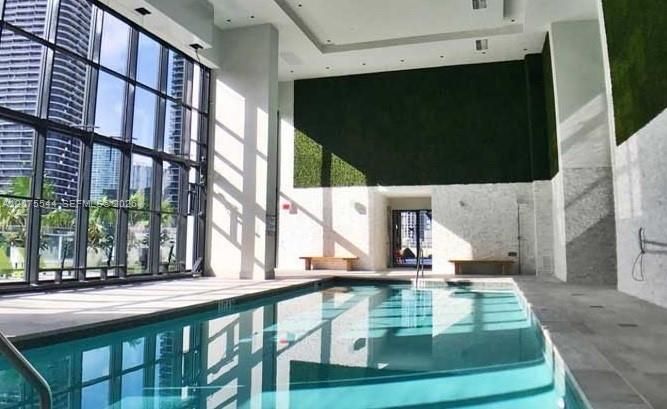 For Rent: $4,800 (1 beds, 1 baths, 975 Square Feet)