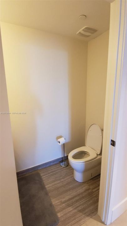 For Rent: $4,800 (1 beds, 1 baths, 975 Square Feet)