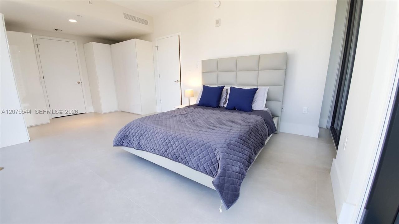 For Rent: $4,800 (1 beds, 1 baths, 975 Square Feet)