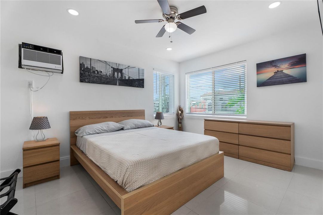Queen bed, ceiling fan, flat screen tv