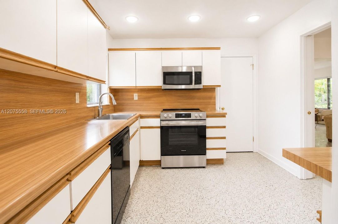 На продажу: $699,000 (3 спален, 2 ванн, 1816 Квадратных фут)