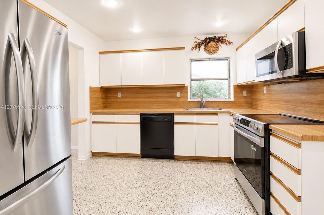 На продажу: $699,000 (3 спален, 2 ванн, 1816 Квадратных фут)