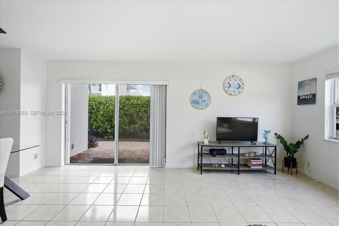 En Venta: $309,000 (2 camas, 2 baños, 854 Pies cuadrados)