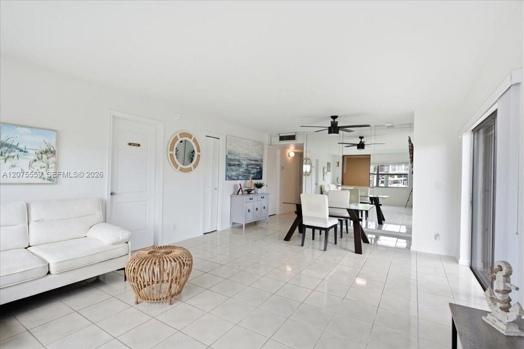 En Venta: $309,000 (2 camas, 2 baños, 854 Pies cuadrados)