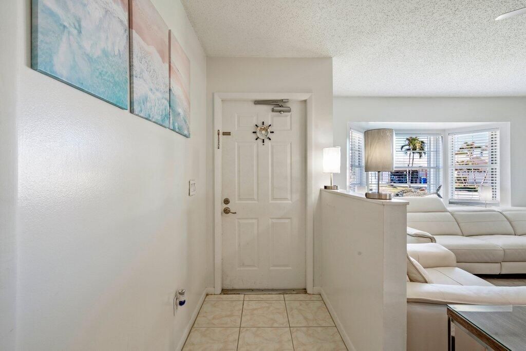 Foyer.jpg-FULL.JPG-SMALL