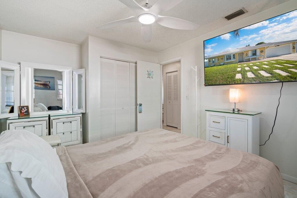Bedroom_2nd_to_Entry.jpg-FULL.JPG-SMALL