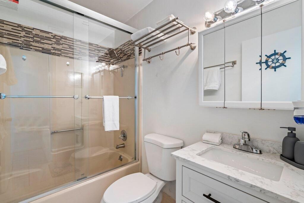 Bathroom.jpg-FULL.JPG-SMALL