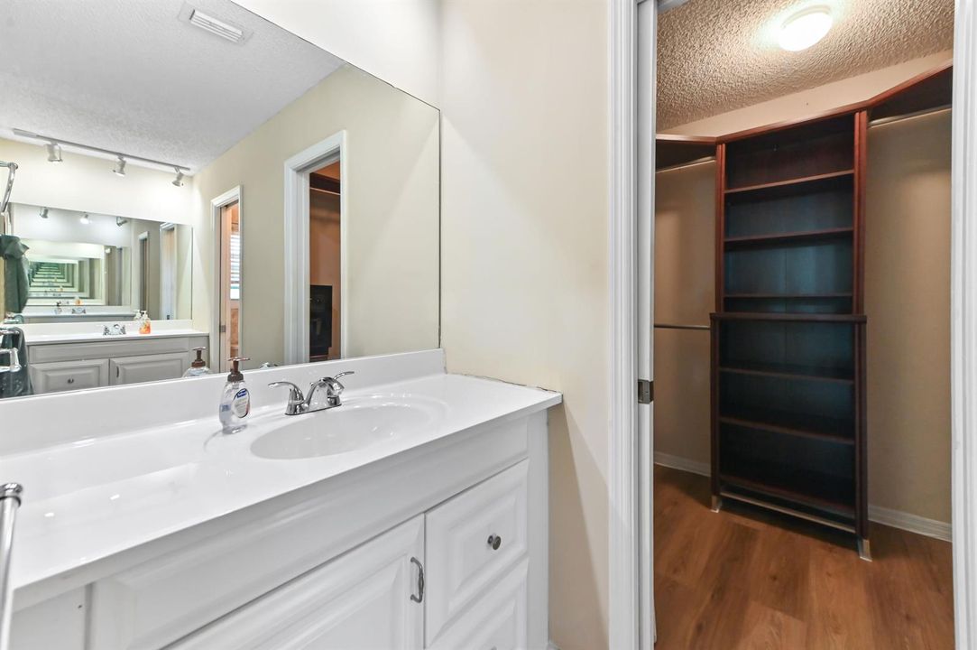 19 bathroom 01