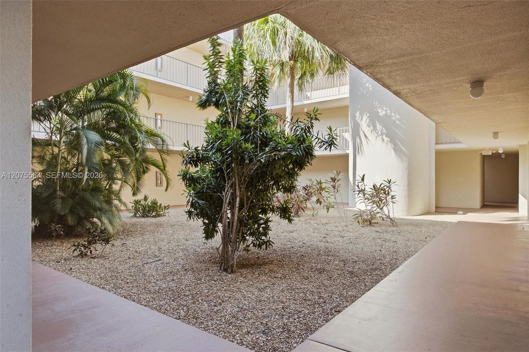 For Sale: $325,000 (2 beds, 2 baths, 1147 Square Feet)