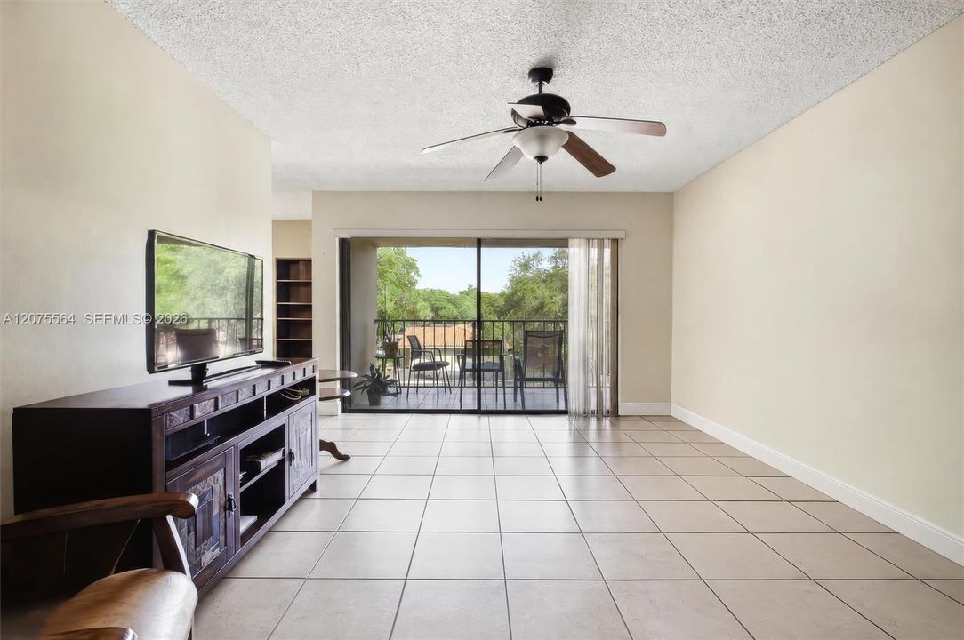 For Sale: $325,000 (2 beds, 2 baths, 1147 Square Feet)