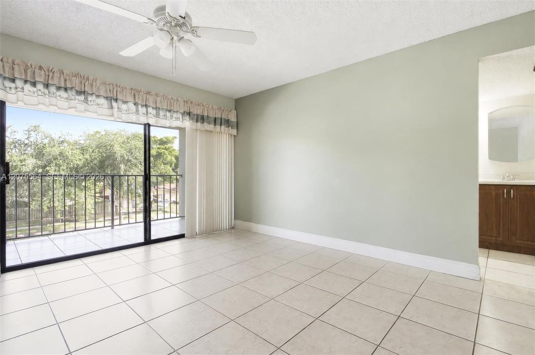 For Sale: $325,000 (2 beds, 2 baths, 1147 Square Feet)