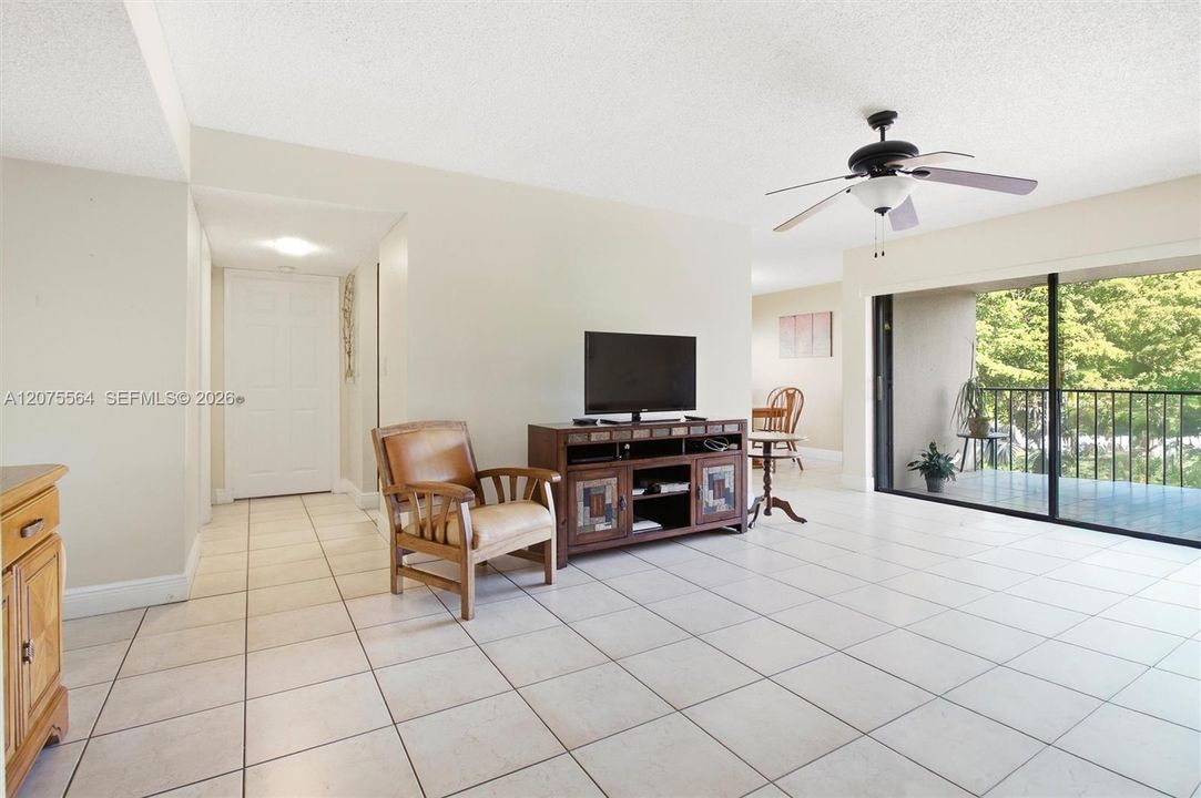 For Sale: $325,000 (2 beds, 2 baths, 1147 Square Feet)
