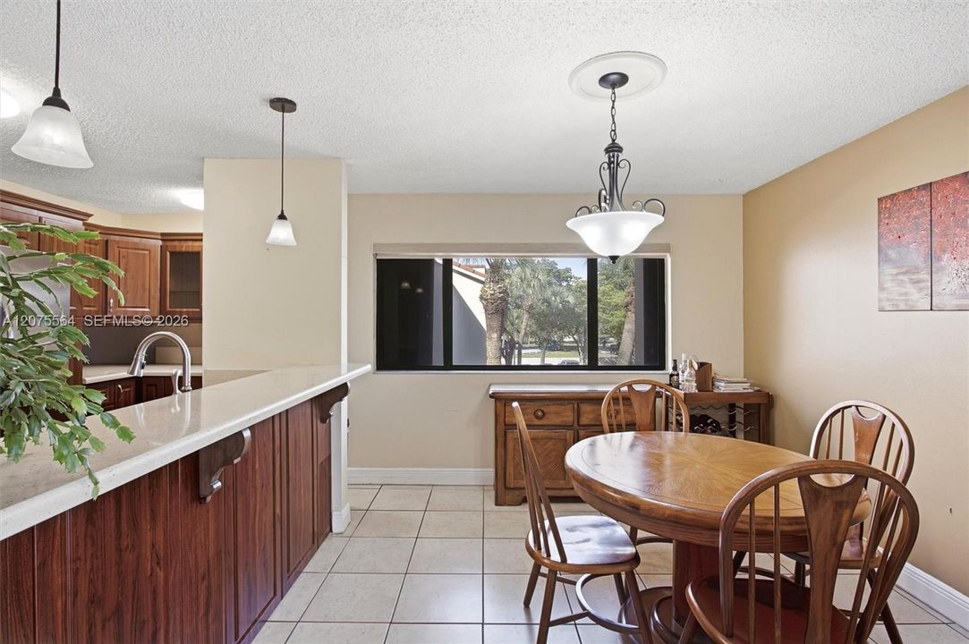 For Sale: $325,000 (2 beds, 2 baths, 1147 Square Feet)