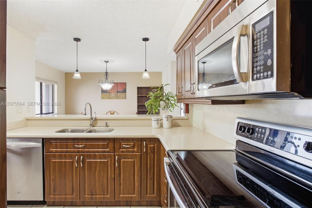 For Sale: $325,000 (2 beds, 2 baths, 1147 Square Feet)