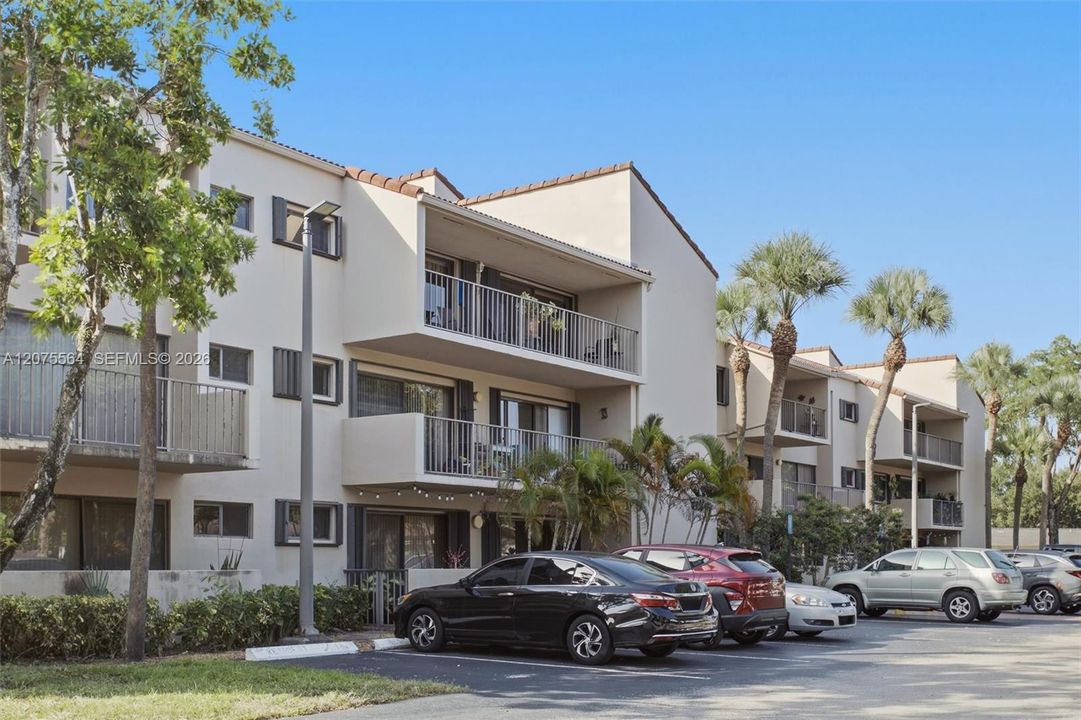 For Sale: $325,000 (2 beds, 2 baths, 1147 Square Feet)