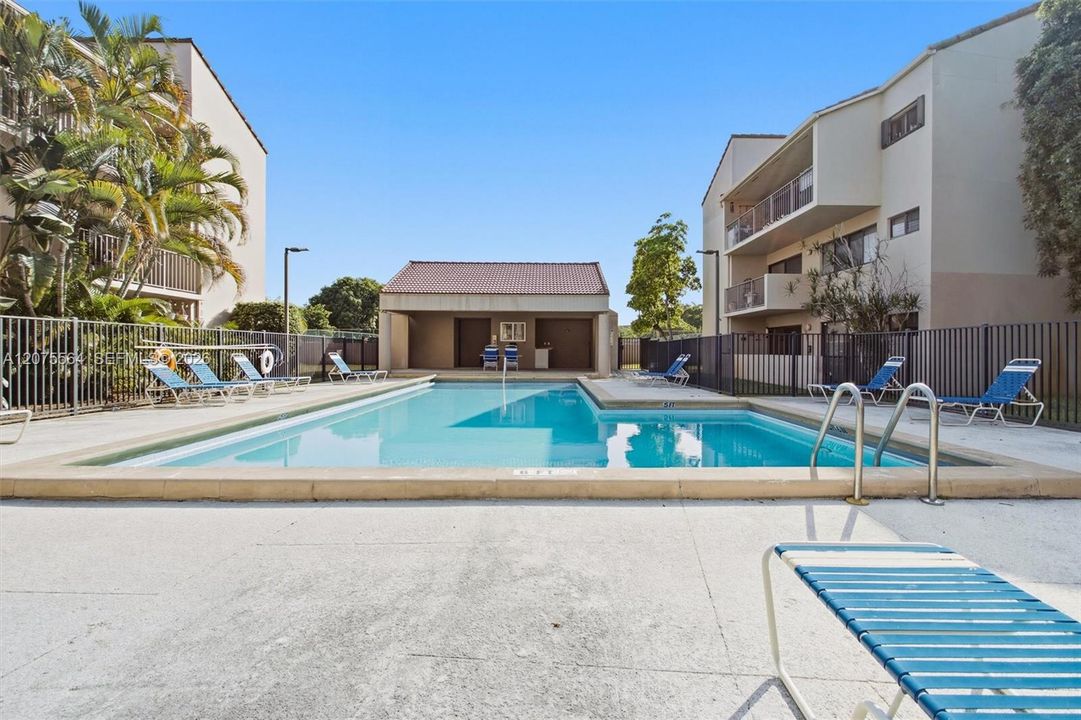 For Sale: $325,000 (2 beds, 2 baths, 1147 Square Feet)