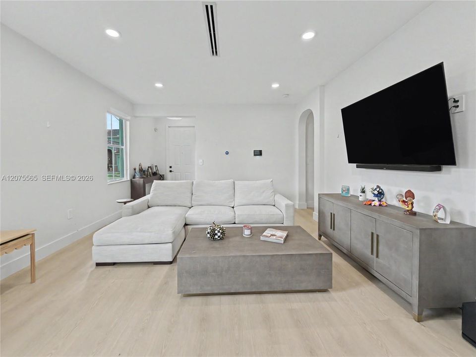 For Sale: $399,999 (3 beds, 2 baths, 1235 Square Feet)