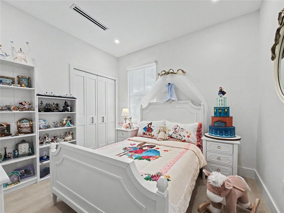 For Sale: $399,999 (3 beds, 2 baths, 1235 Square Feet)