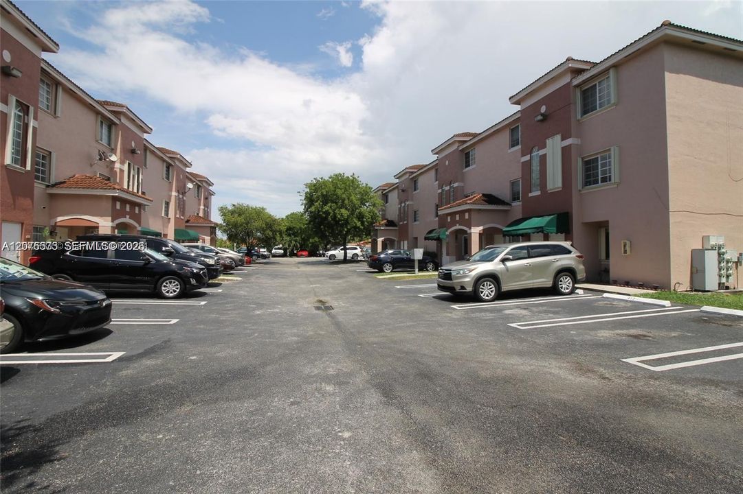 For Rent: $2,600 (3 beds, 2 baths, 1084 Square Feet)