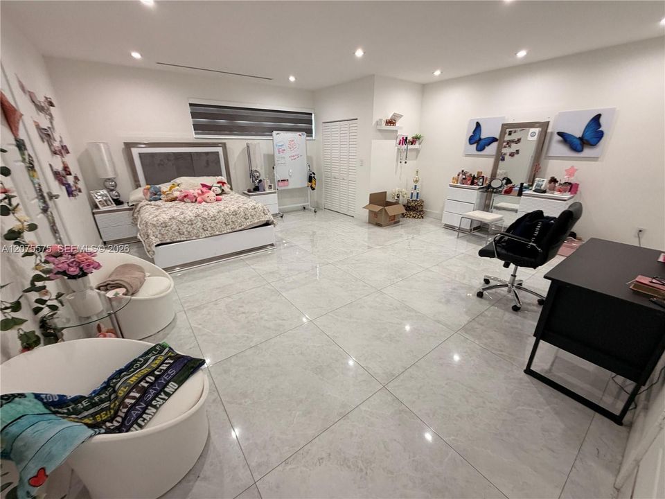 En Renta: $7,500 (4 camas, 2 baños, 2431 Pies cuadrados)