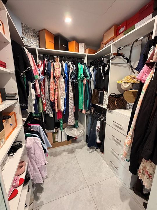 En Renta: $7,500 (4 camas, 2 baños, 2431 Pies cuadrados)