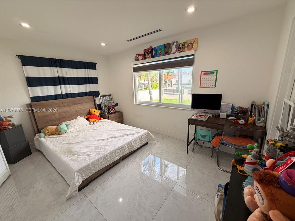 En Renta: $7,500 (4 camas, 2 baños, 2431 Pies cuadrados)