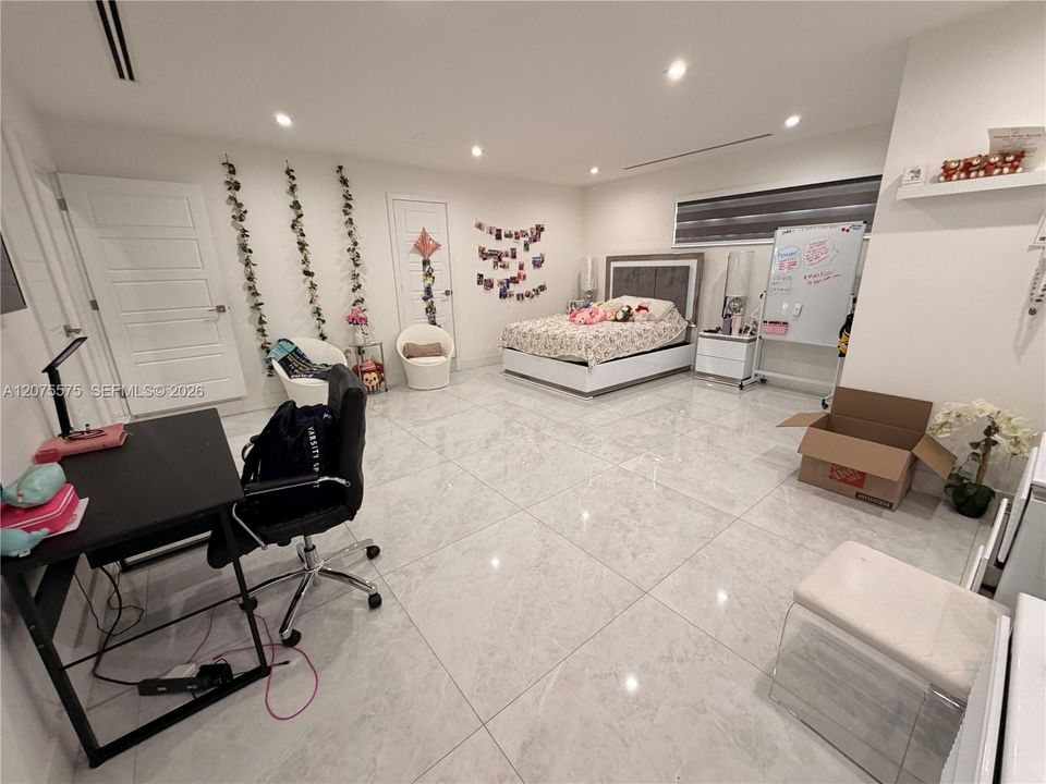 En Renta: $7,500 (4 camas, 2 baños, 2431 Pies cuadrados)