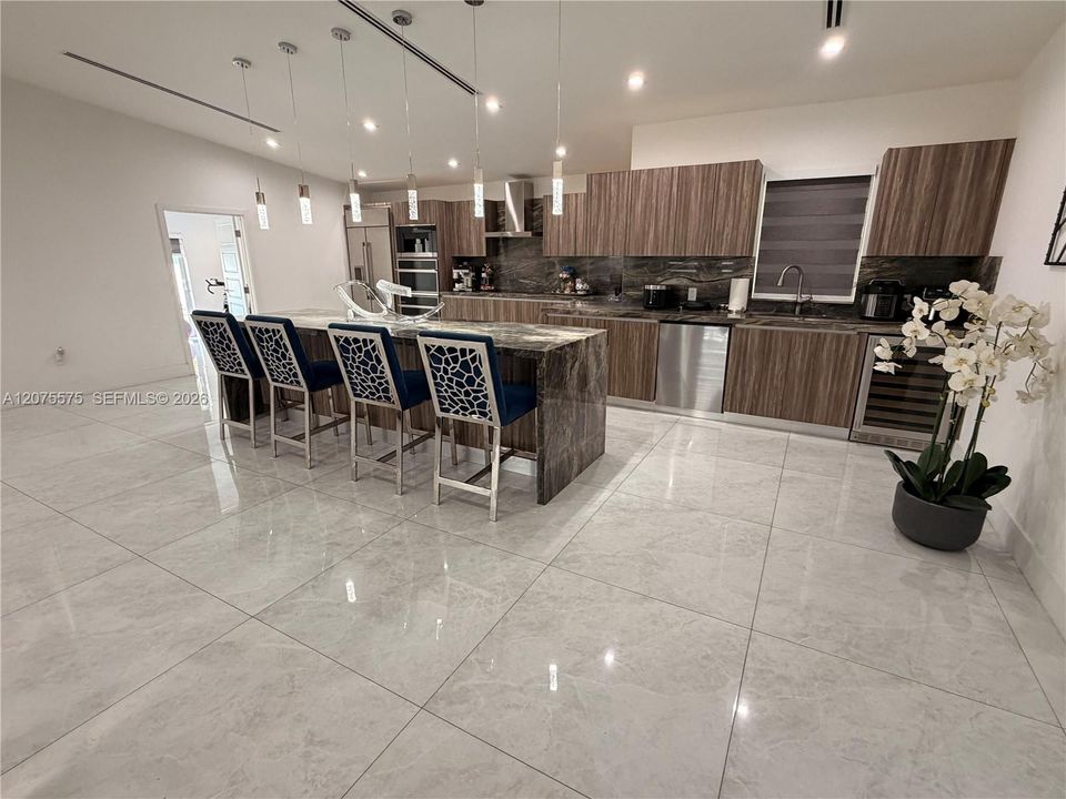 En Renta: $7,500 (4 camas, 2 baños, 2431 Pies cuadrados)