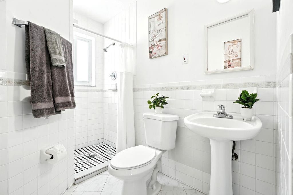 Large all tiled with step in shower