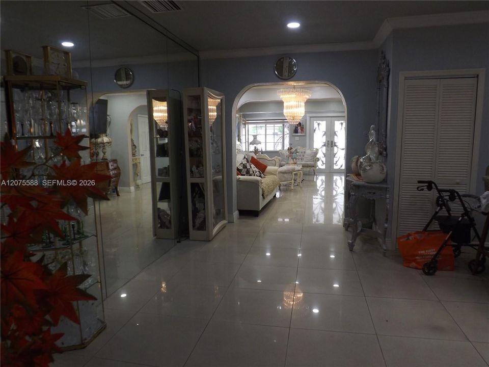 En Venta: $1,200,000 (6 camas, 6 baños, 3202 Pies cuadrados)