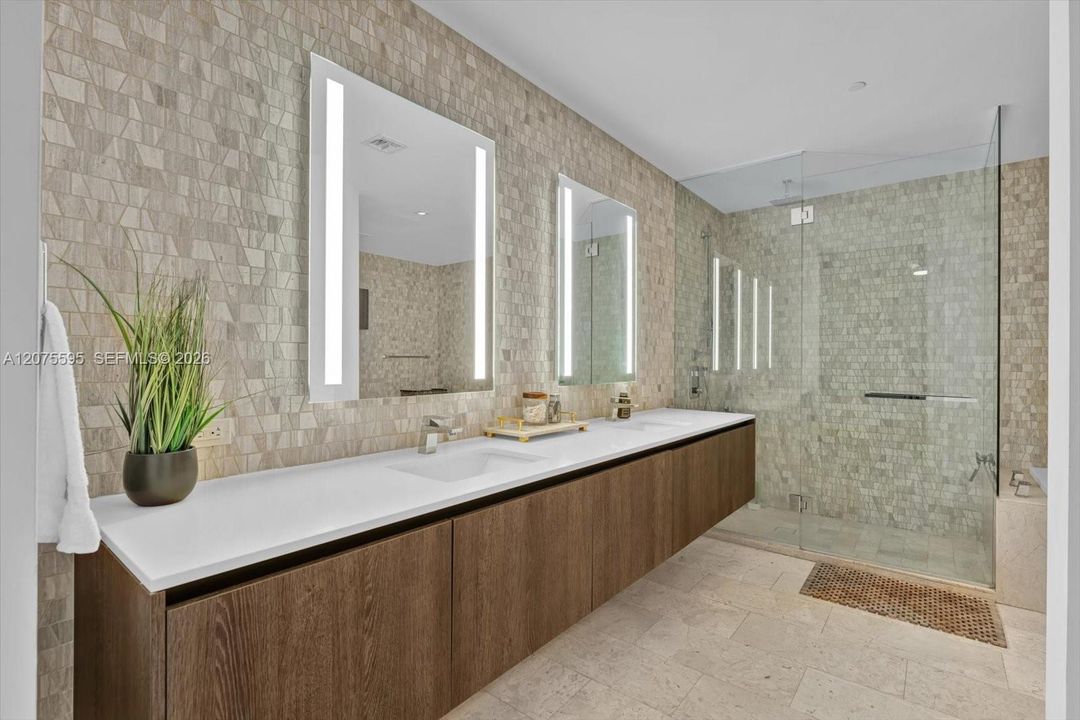 En Venta: $1,099,000 (2 camas, 2 baños, 1400 Pies cuadrados)