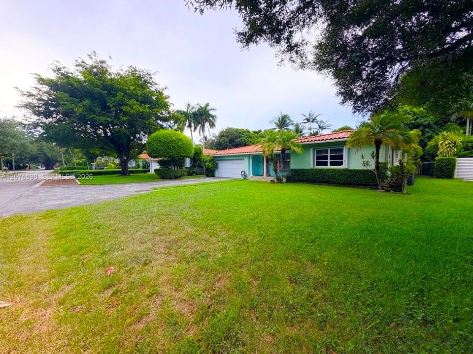 For Sale: $900,000 (3 beds, 2 baths, 2359 Square Feet)
